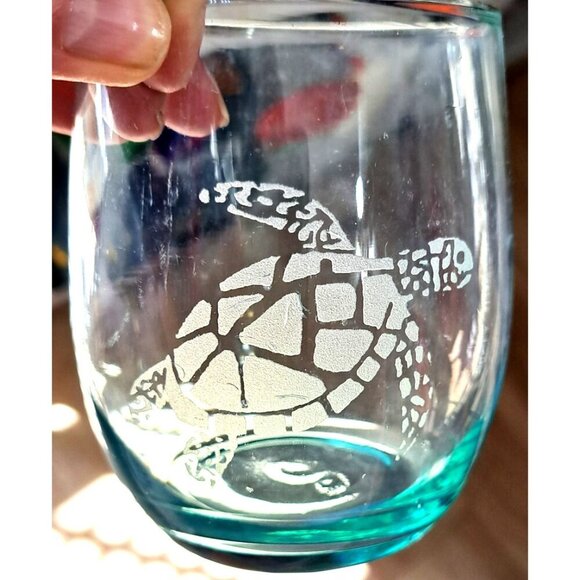 Unbranded Set Of 2 Stemless Wine Glasses Etched Starfish and Sea Turtle - Picture 2 of 9